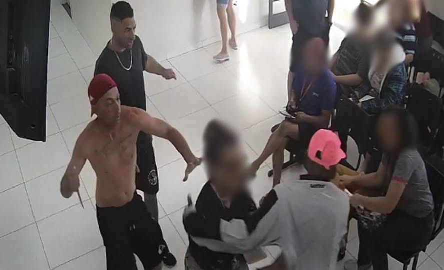 DOIS HOMENS INVADEM POSTO DE SAÚDE E ATACAM UMA PESSOA COM GOLPES DE FACA