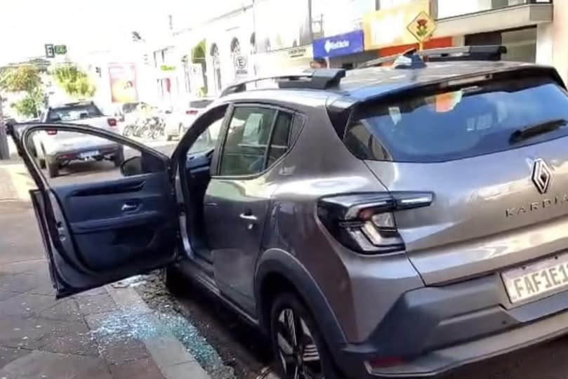 CRIANÇA É ESQUECIDA NO CARRO E VIDRO TEVE QUE SER QUEBRADO PARA O RESGATE