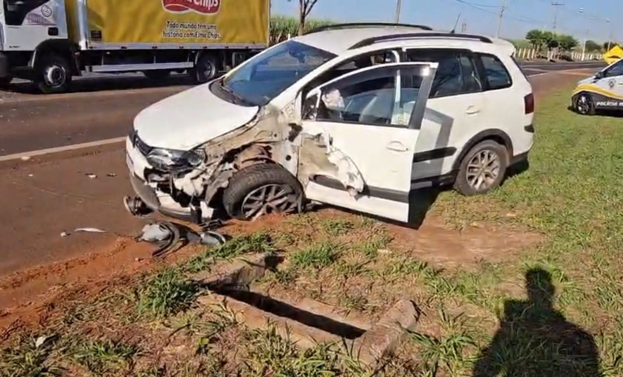 CONDUTOR DE UM CARRO SE ENVOLVE EM ACIDENTE COM UM ÔNIBUS