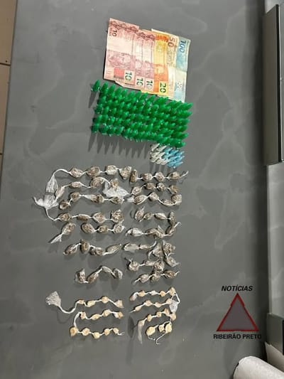 HOMEM TENTA SE LIVRAR DE SACOLA COM DROGAS