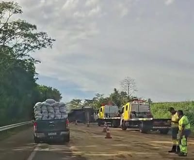 ACIDENTE COM CARRETA INTERDITA RODOVIA ENTRE IBITINGA E ITAJU