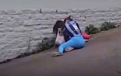 DUAS MULHERES BRIGAM POR CAUSA DE VISITA ÍNTIMA COM O MESMO DETENTO