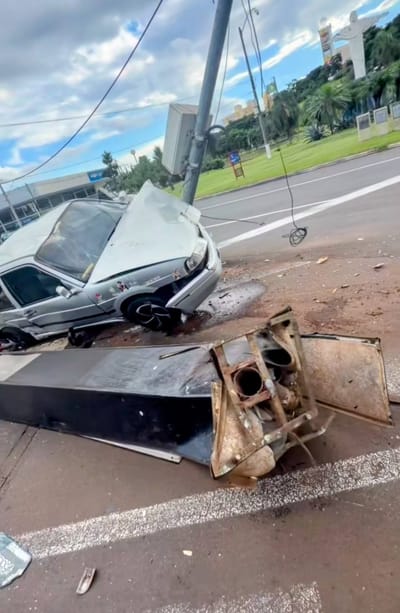 CONDUTOR PERDE CONTROLE E CHOCA-SE CONTRA POSTE DE SEMÁFARO