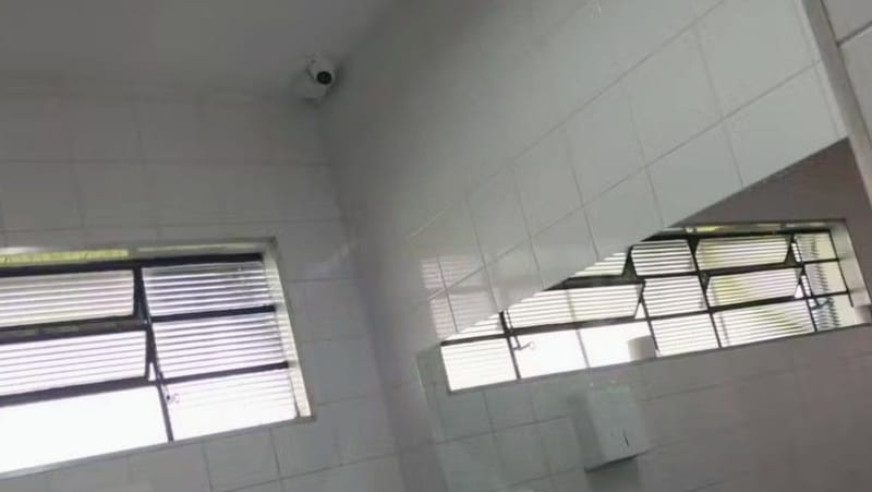 CÂMERA DE SEGURANÇA É ENCONTRADA DENTRO DE BANHEIRO DE ESCOLA ESTADUAL