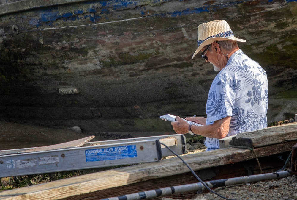 Steve Dines. Steve sketching the coast outside Dabchicks, West Mersea. Photo taken by Chrissie Westgate.
