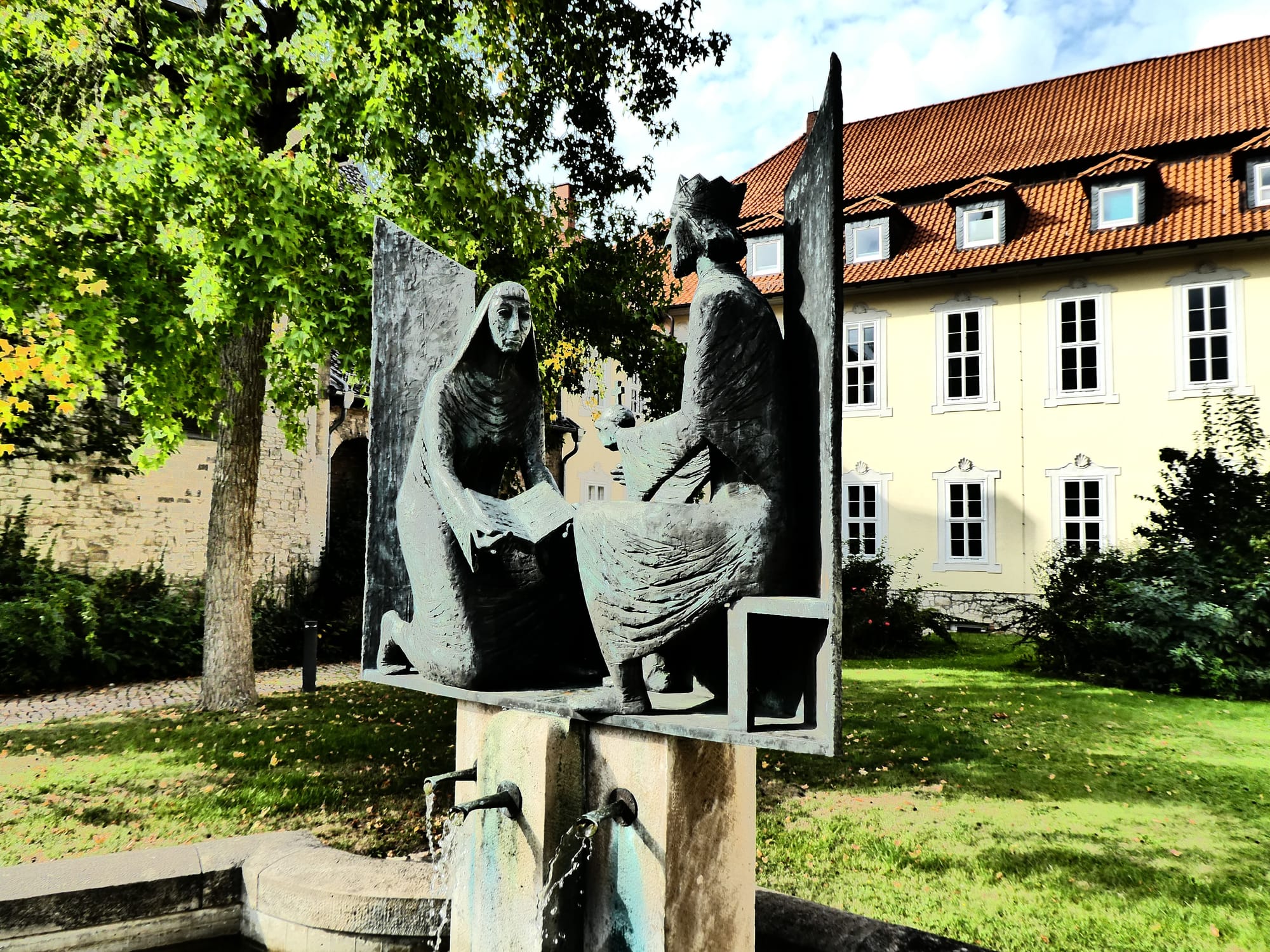 Die Dichterin Roswitha überreicht ihr Werk Kaiser Otto I.