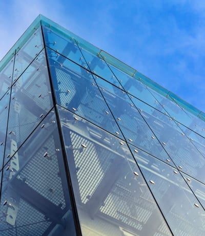 1)أفضل أنواع الزجاج السيكوريت المستخدم في واجهات المباني في الرياض