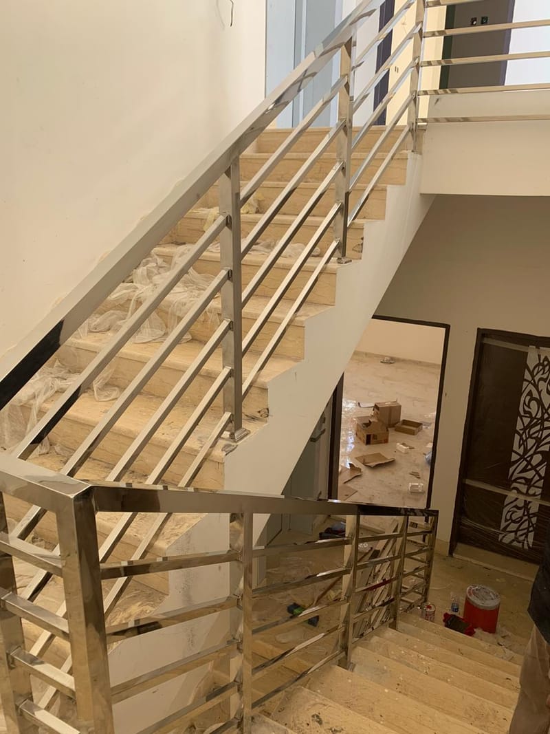 تفصيل وتركيب درابزين درج ستيل وزجاج وحديد بالرياض