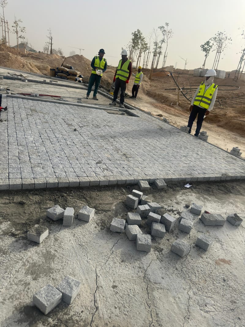 تركيب وتنسيق بلاط الإنترلوك