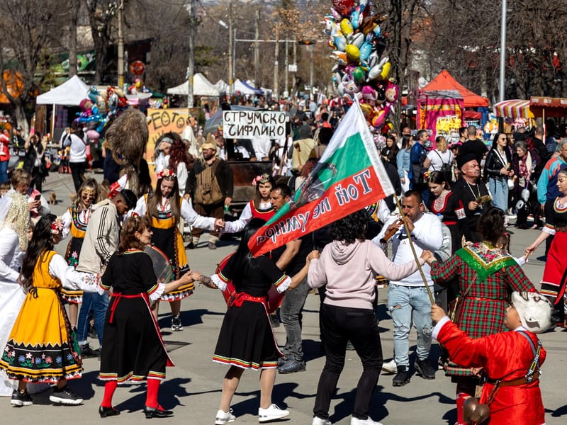 НАРОДНИ ТРАДИЦИИ: ДОКУМЕНТАЛИСТИКА, КОЯТО СЪХРАНЯВА ДУХА
