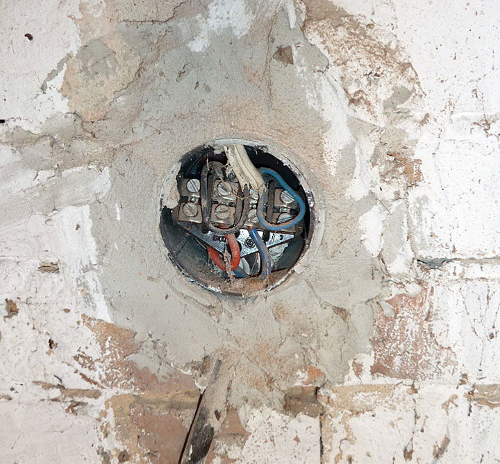 Czy trzeba wymieniać aluminiową instalacje elektryczna w mieszkaniu z wielkiej płyty??