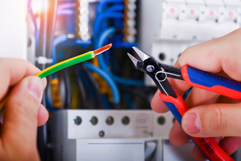🛠️ Modernizacja instalacji elektrycznej w bloku – Jaworzno. Kiedy, jak i dlaczego warto?