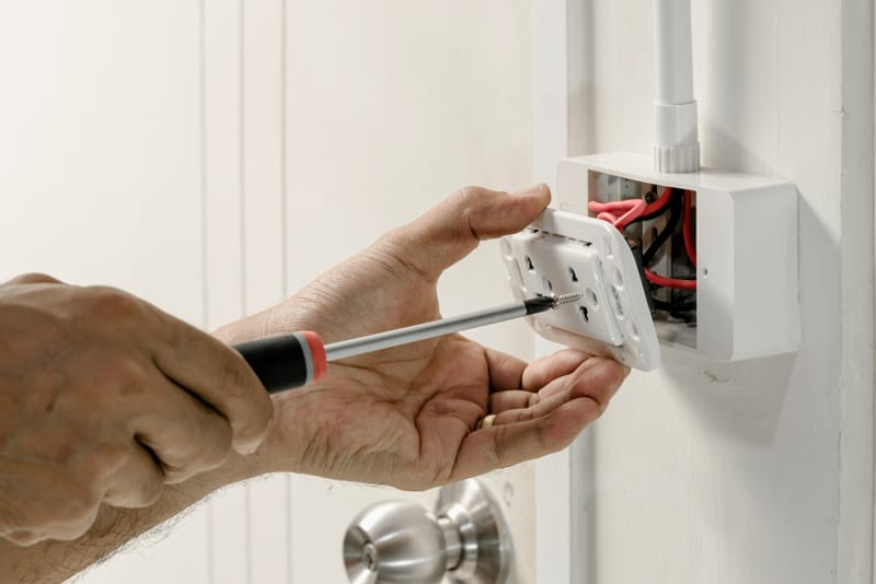 Napięcie i układy sieciowe – dlaczego mają ogromne znaczenie dla bezpieczeństwa instalacji elektrycznej?