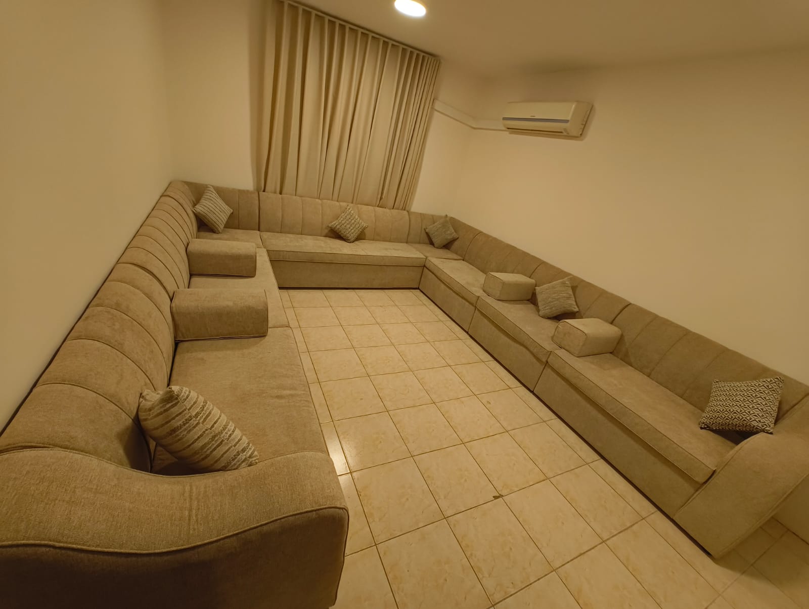 كنب الرياض بأفضل التصاميم والخامات المتنوعة. تفصيل كنب أمريكي في الرياض بتصاميم حديثة وأنيقة. تنجيد كنب الرياض حراج بأسعار تنافسية تناسب جميع الميزانيات.