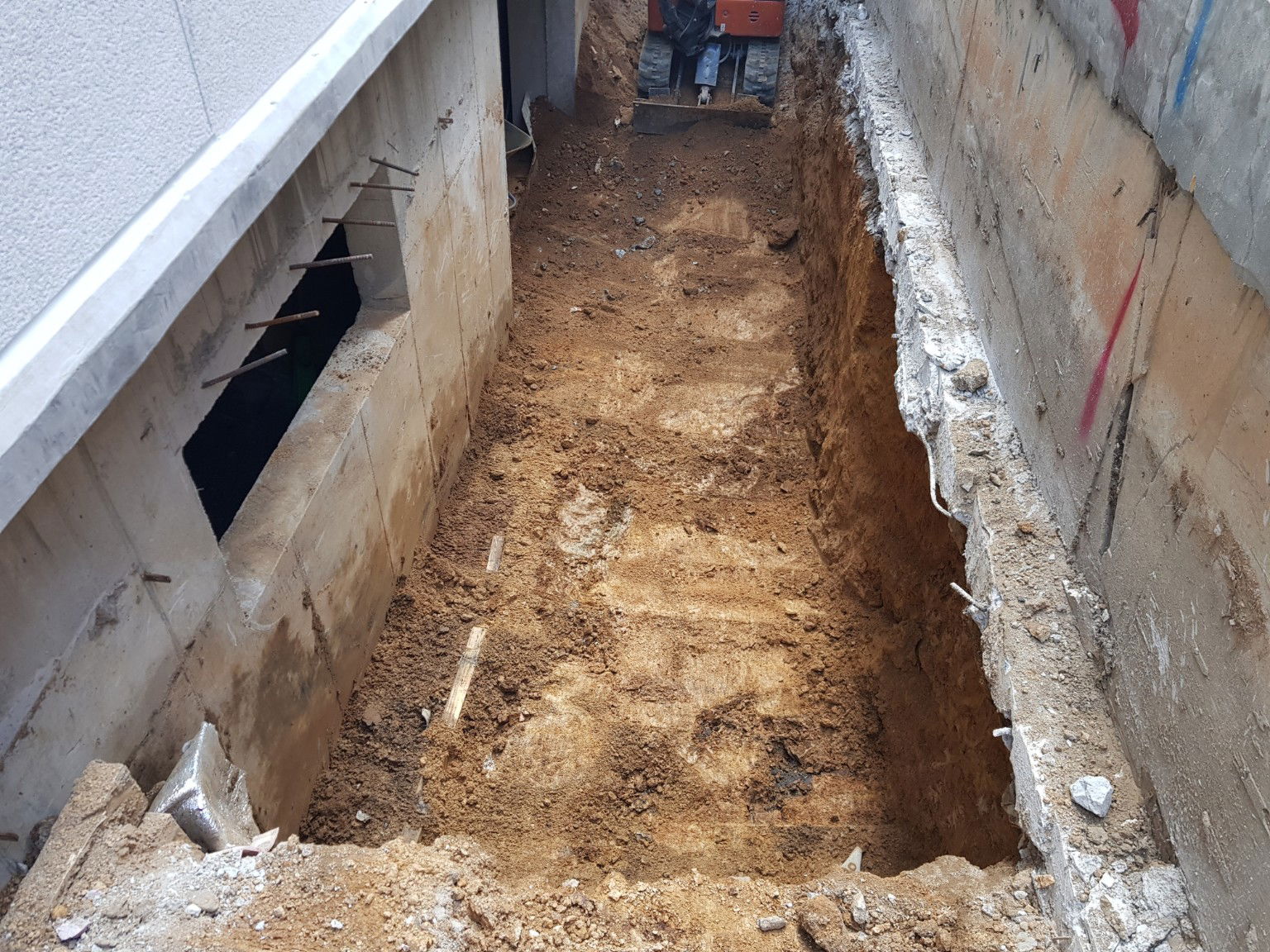 협소공간 콘크리트 철거 및 굴착 현장