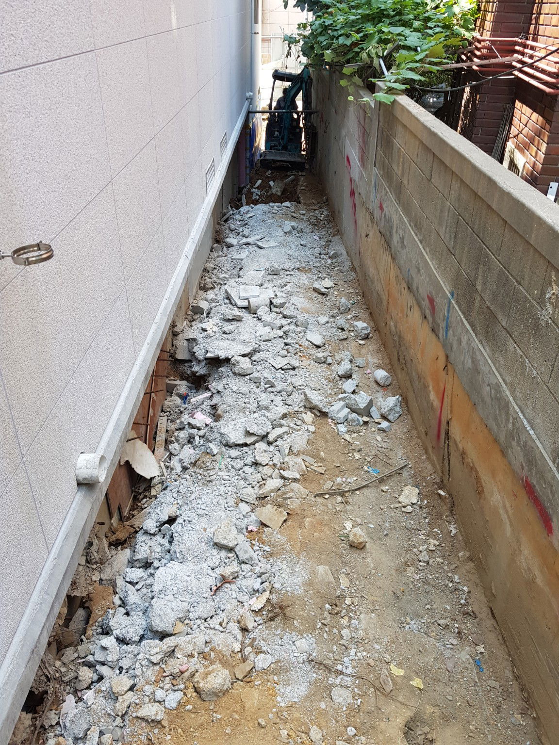 협소공간 콘크리트 철거 및 굴착 현장