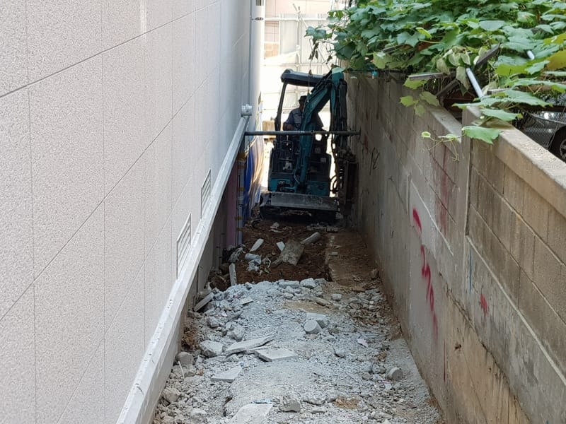 협소공간 콘크리트 철거 및 굴착 현장