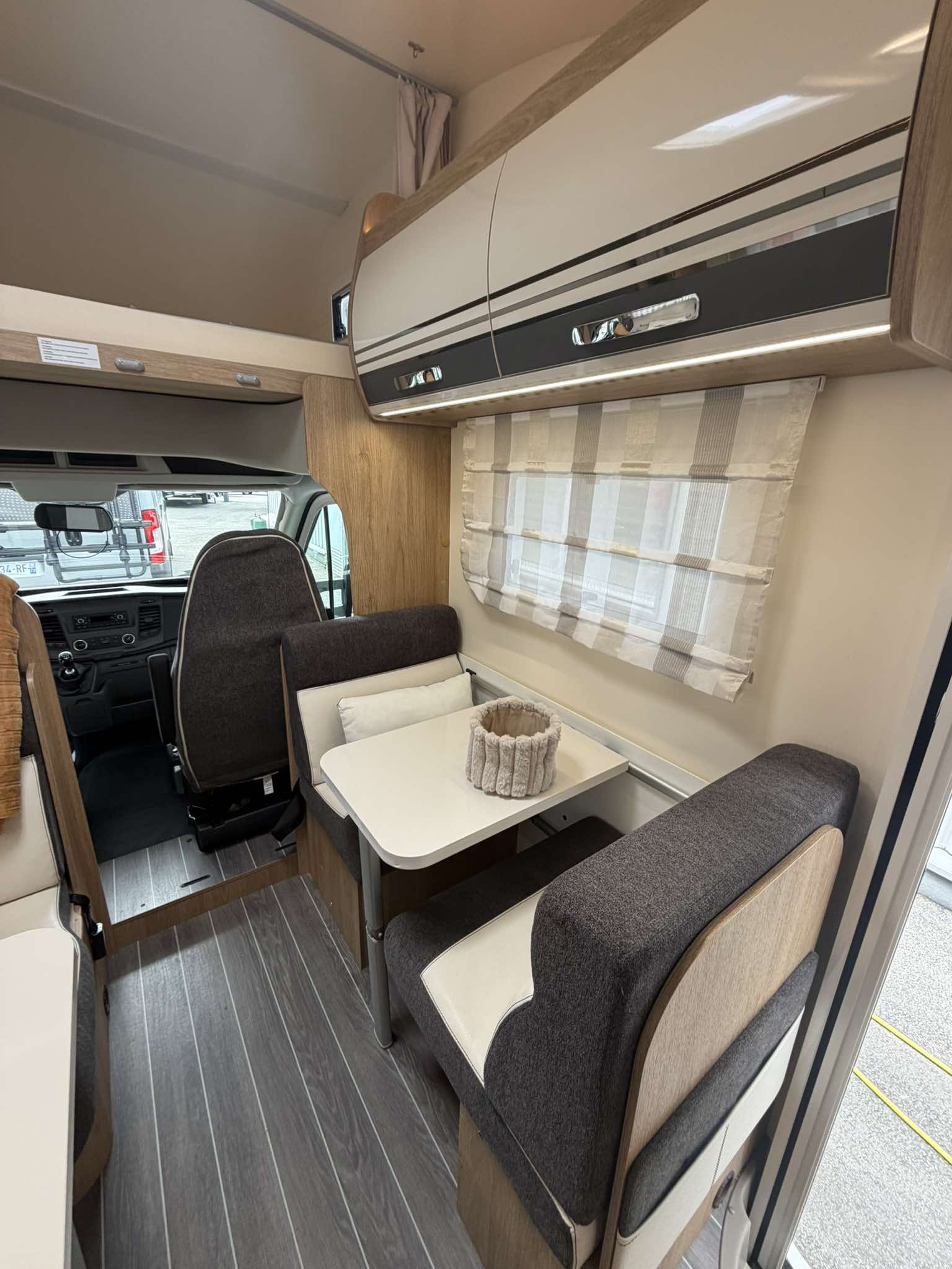 Intérieur salon camping-car LIFE tout équipé location Savoie