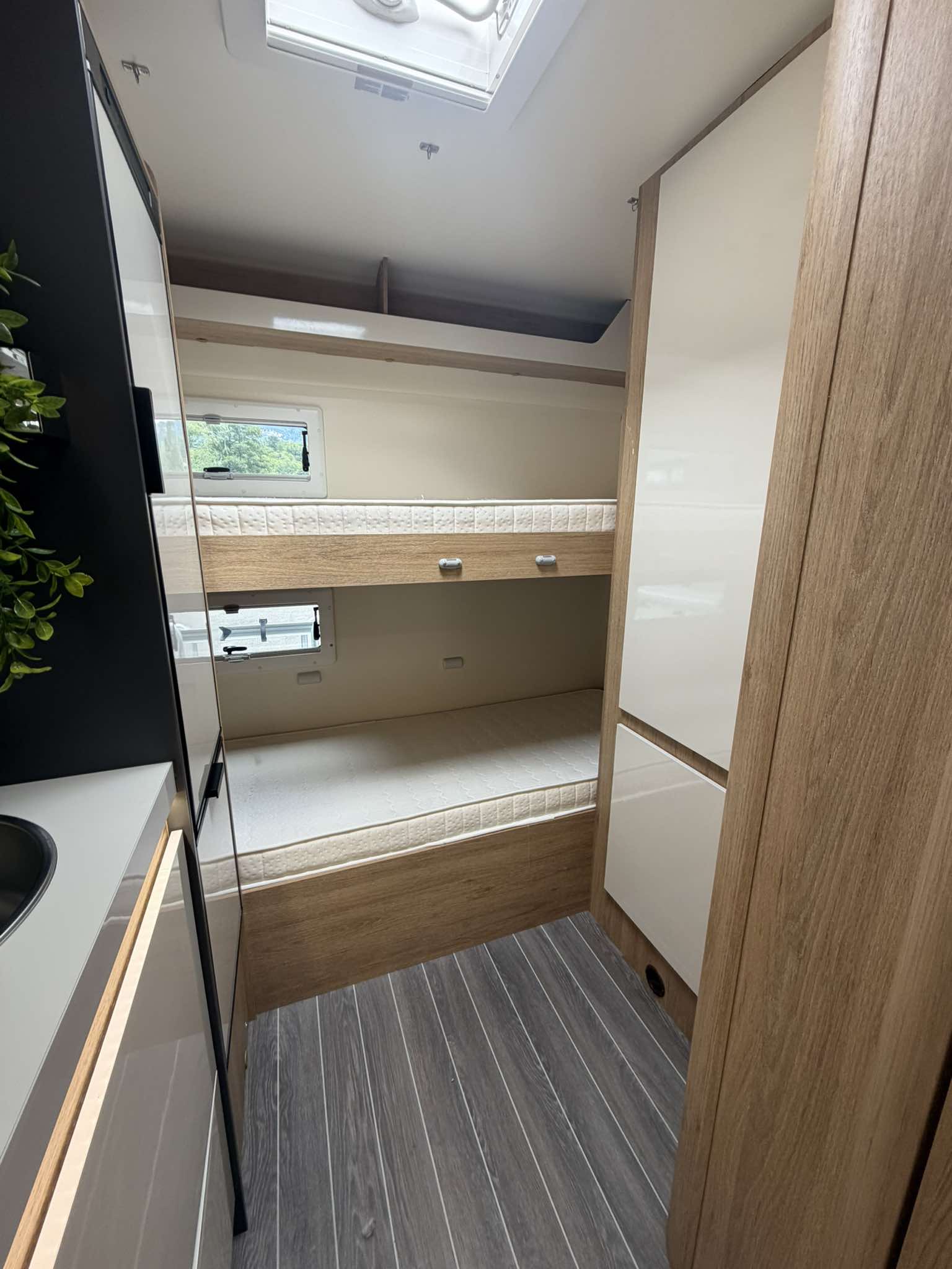 Aménagement intérieur camping-car LIFE 7 couchages Savoie