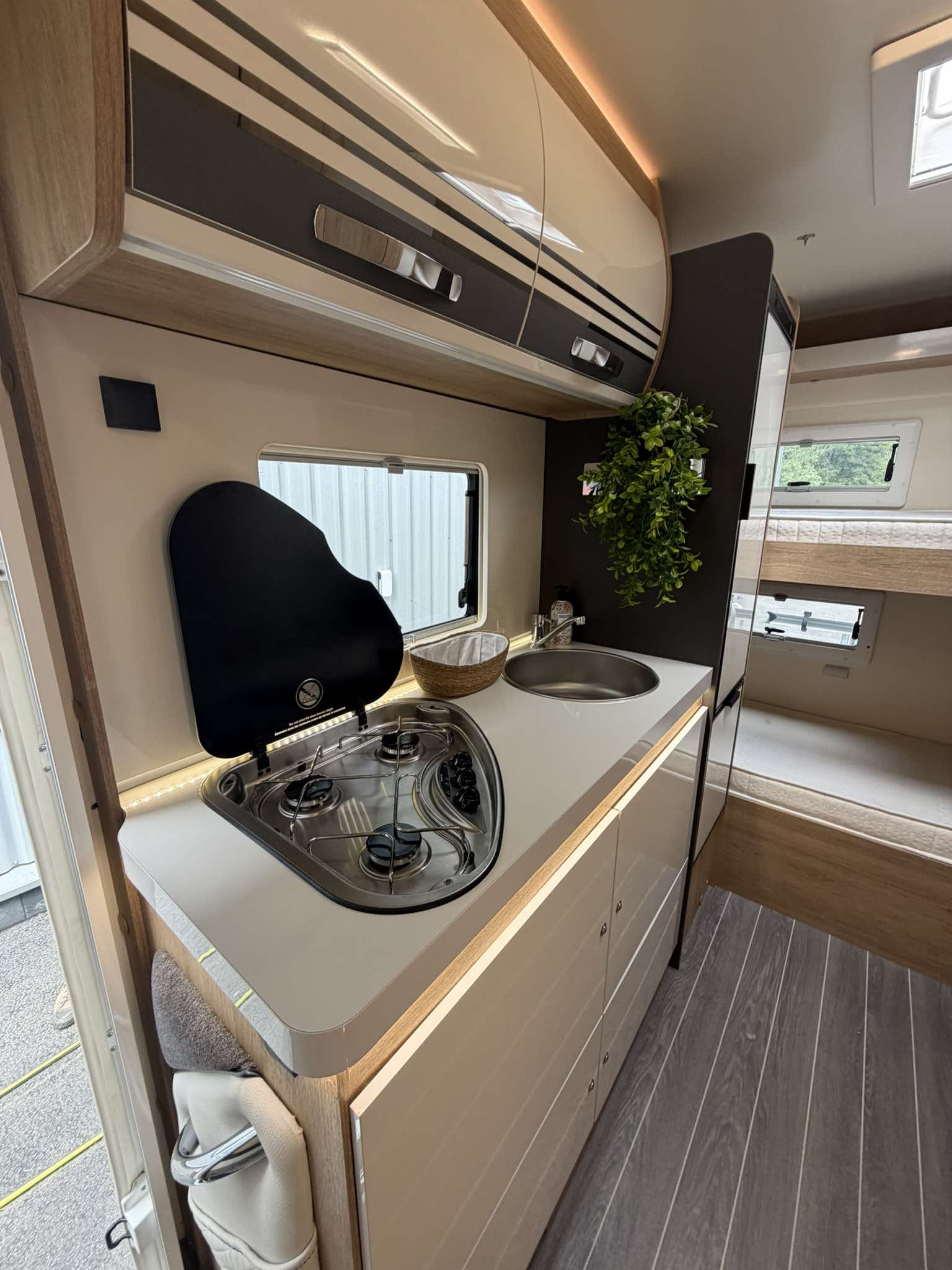 Cuisine équipée camping-car LIFE 7 places location Isère Réfrigérateur rangements camping-car LIFE location Savoie