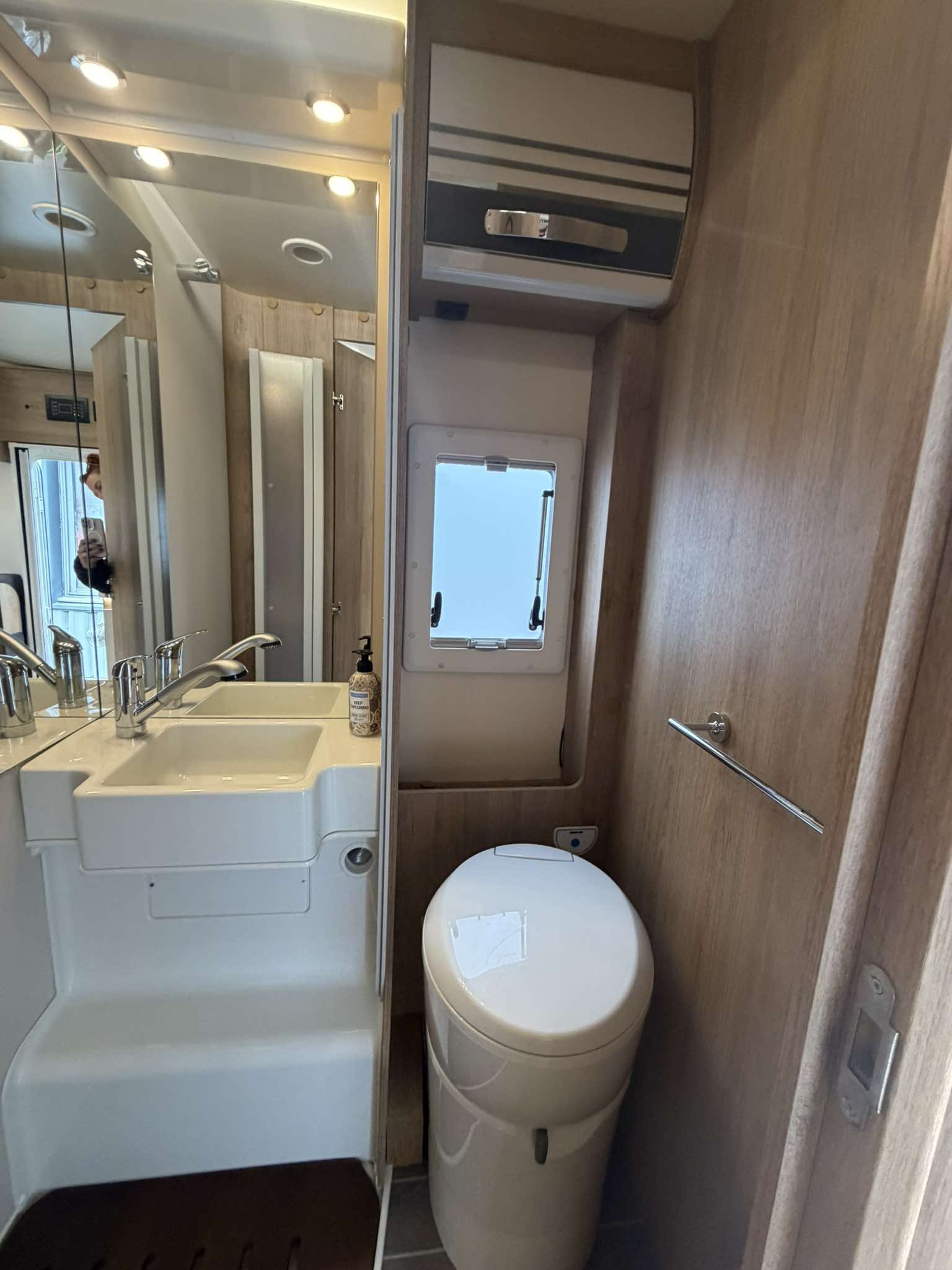 Salle d'eau douche camping-car LIFE location Villaroux Savoie
