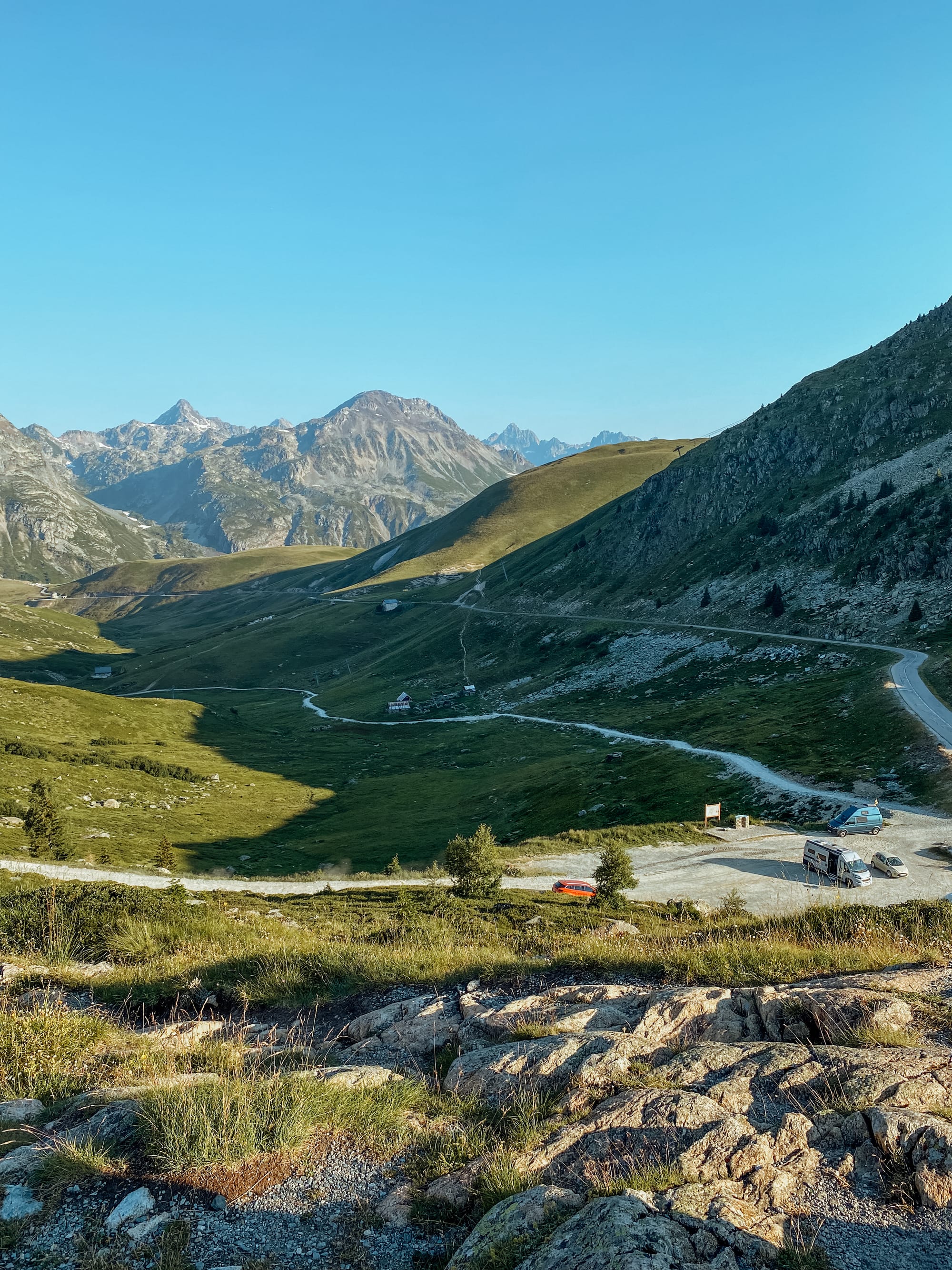 Route de montagne en Savoie serpentant dans une vallée alpine, itinéraire en camping-car