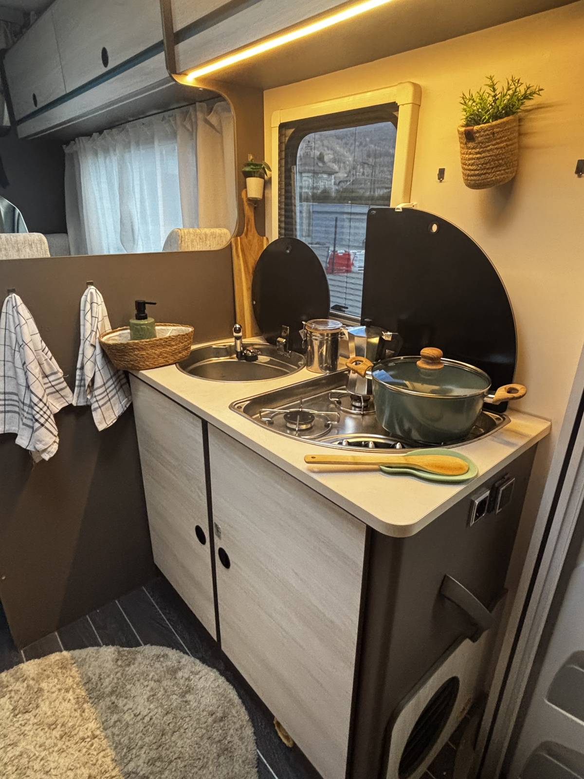 Cuisine équipée camping-car DREAM location Savoie