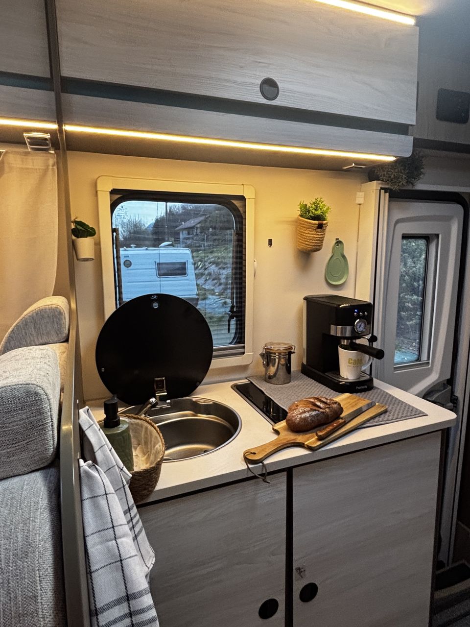 Cuisine équipée camping-car DREAM location Savoie