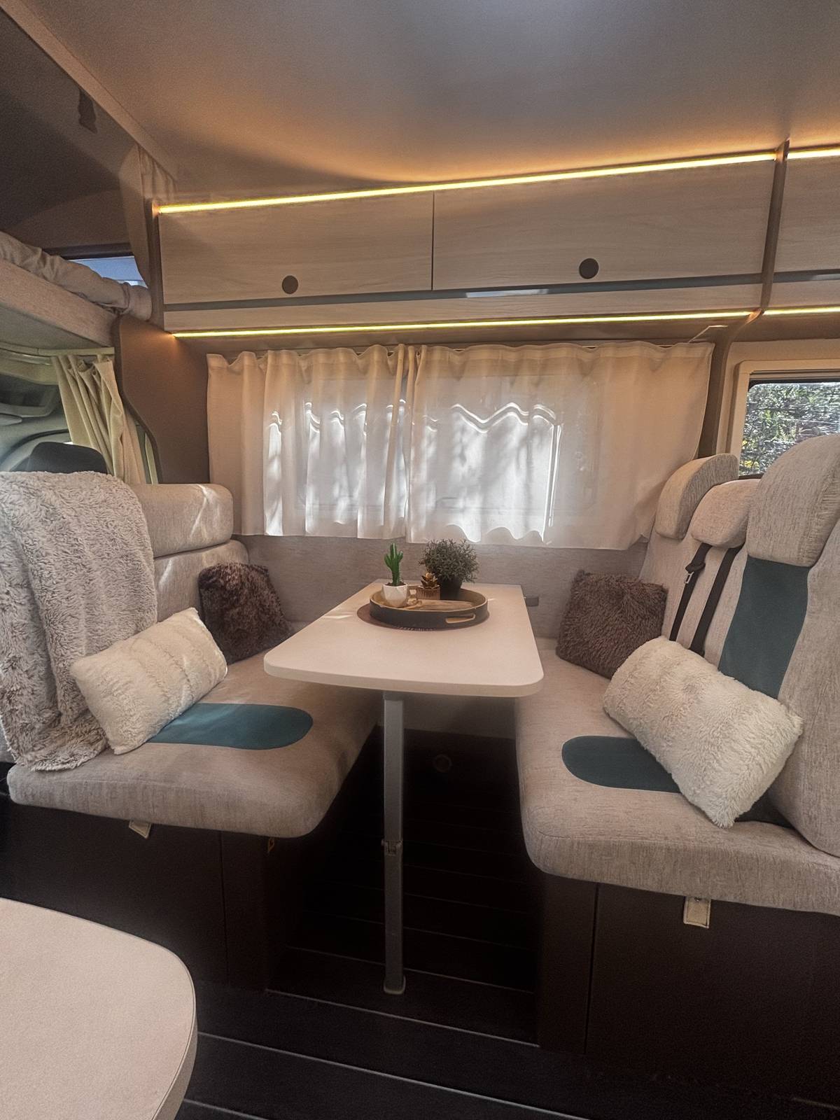 Lit dinette camping-car DREAM 6 couchages location Savoie