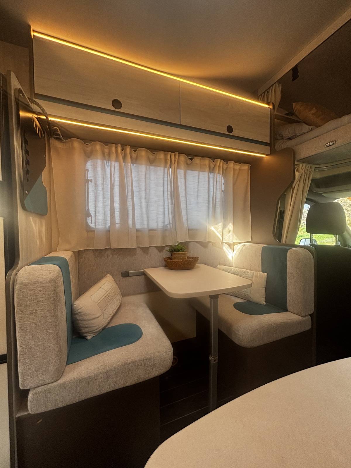 Intérieur salon camping-car DREAM location Chapareillan