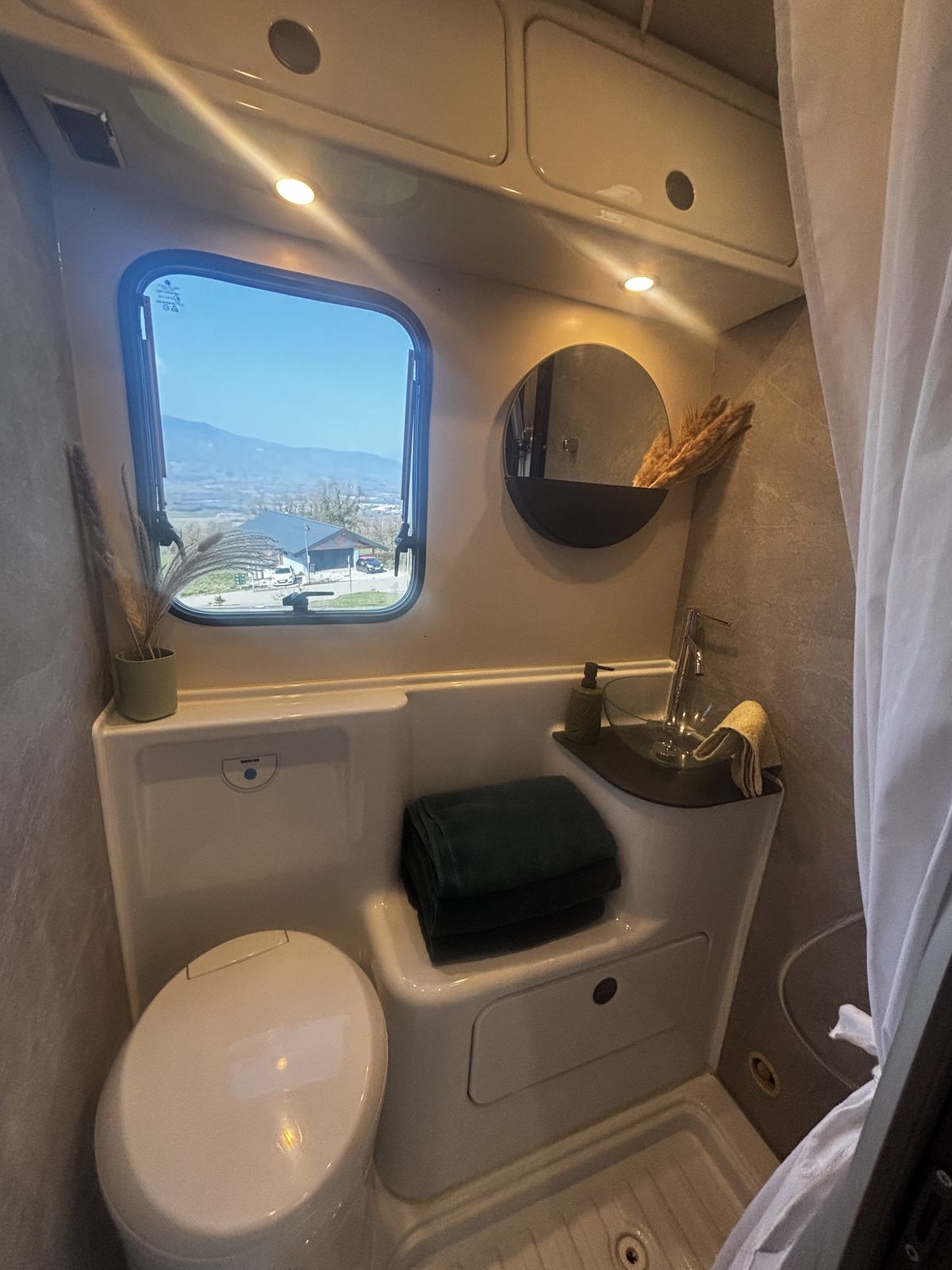 Salle d'eau douche WC camping-car DREAM location Savoie