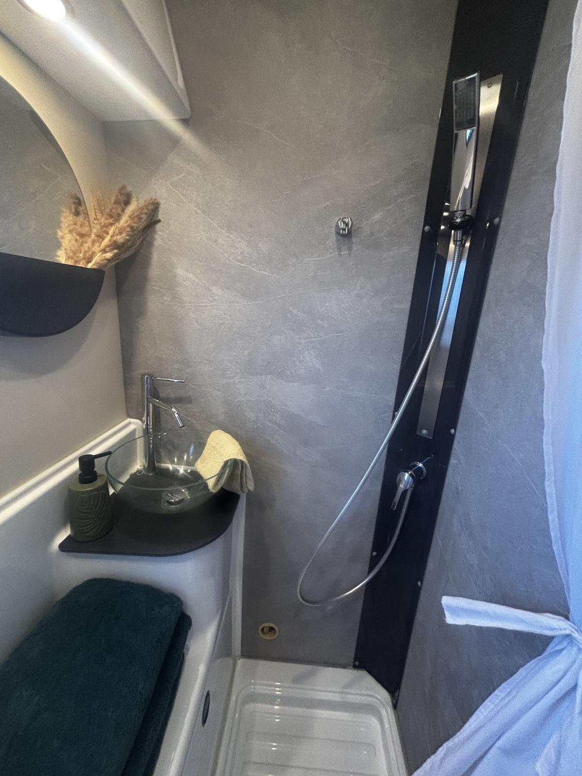 Salle de bain DREAM camping car location Savoie