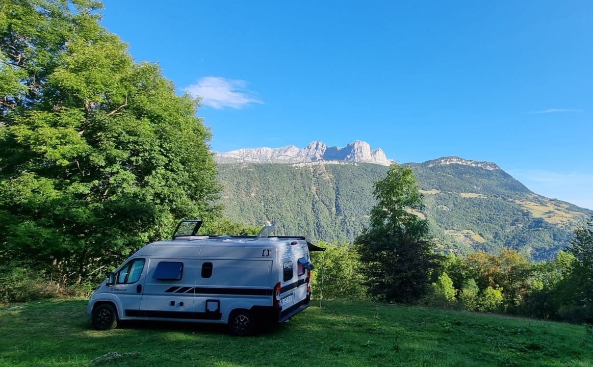 Extérieur fourgon ENJOY location Chapareillan Isère
