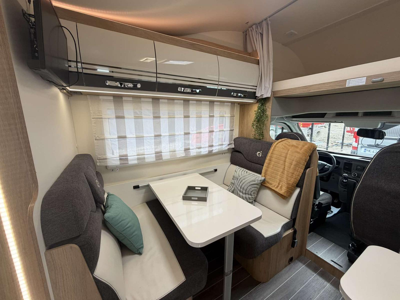 Camping-car 7 places LIFE location Savoie Vision et Merveille