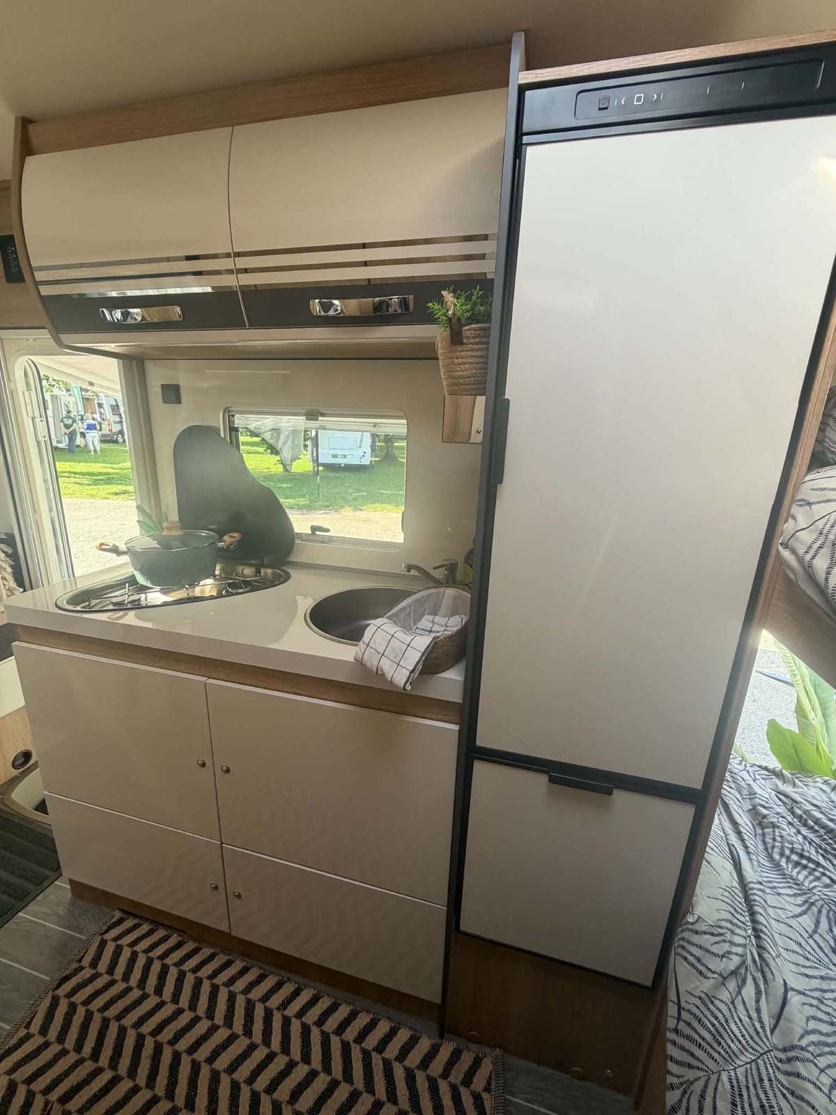 Cuisine toute équipée location camping-car Isère