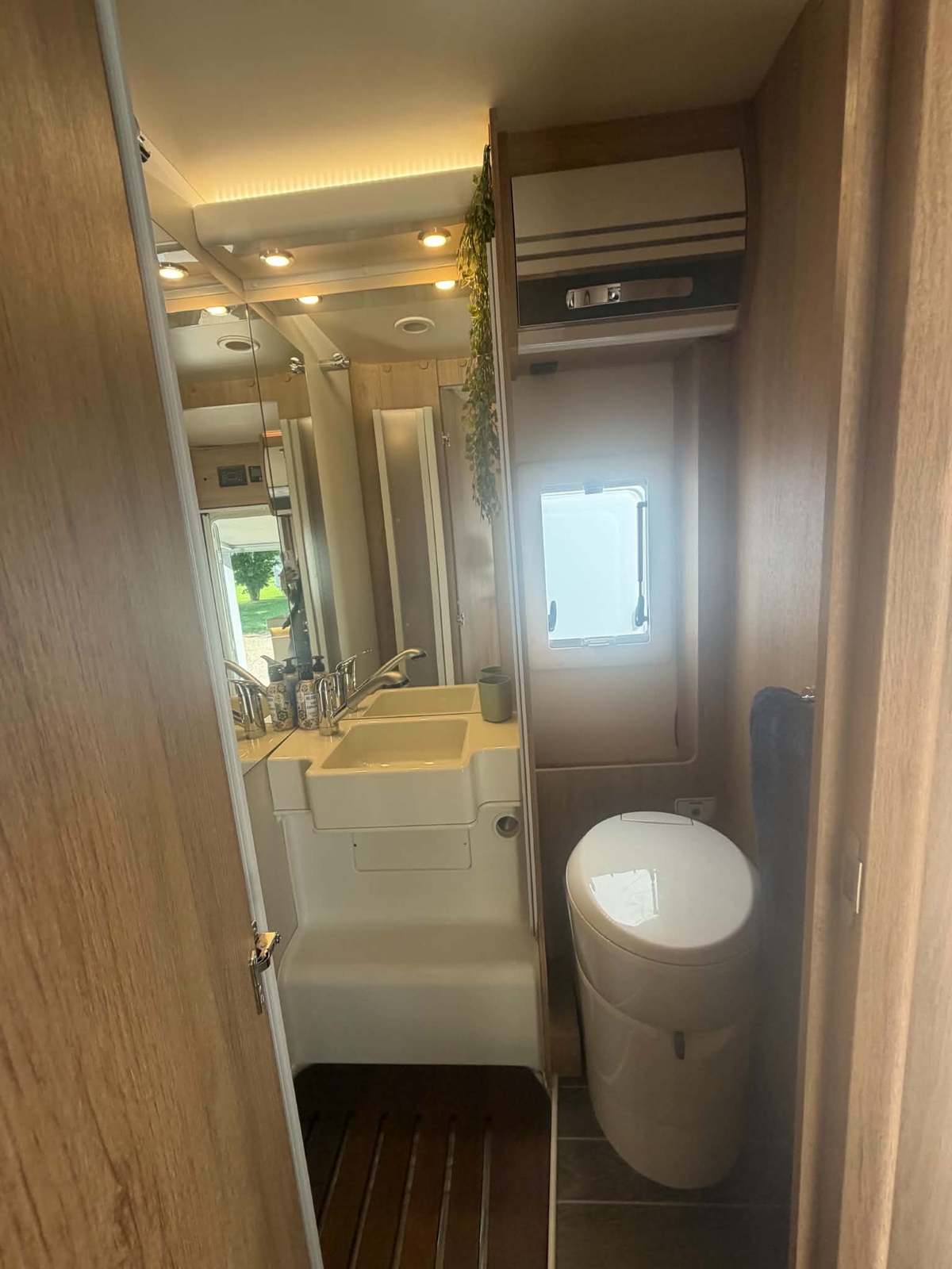 Salle d'eau douche camping-car LIFE location Chapareillan Grésivaudan