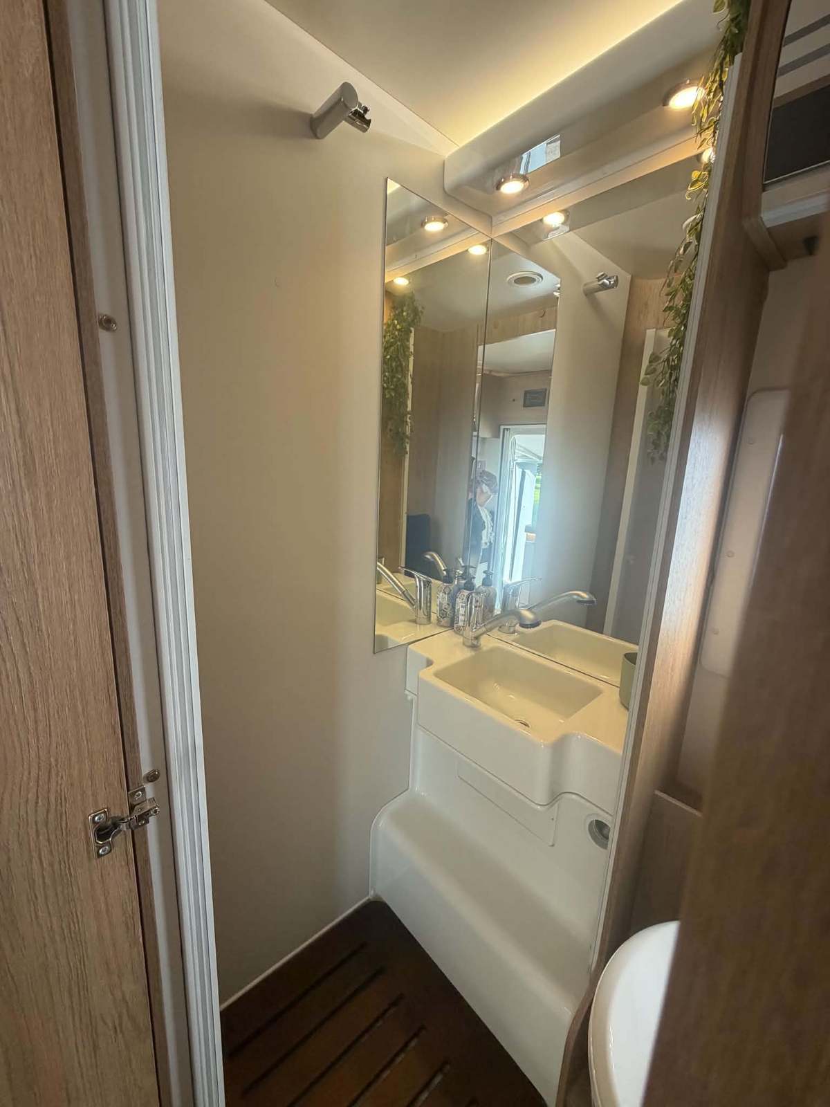 Salle de bain LIFE camping car location Isère