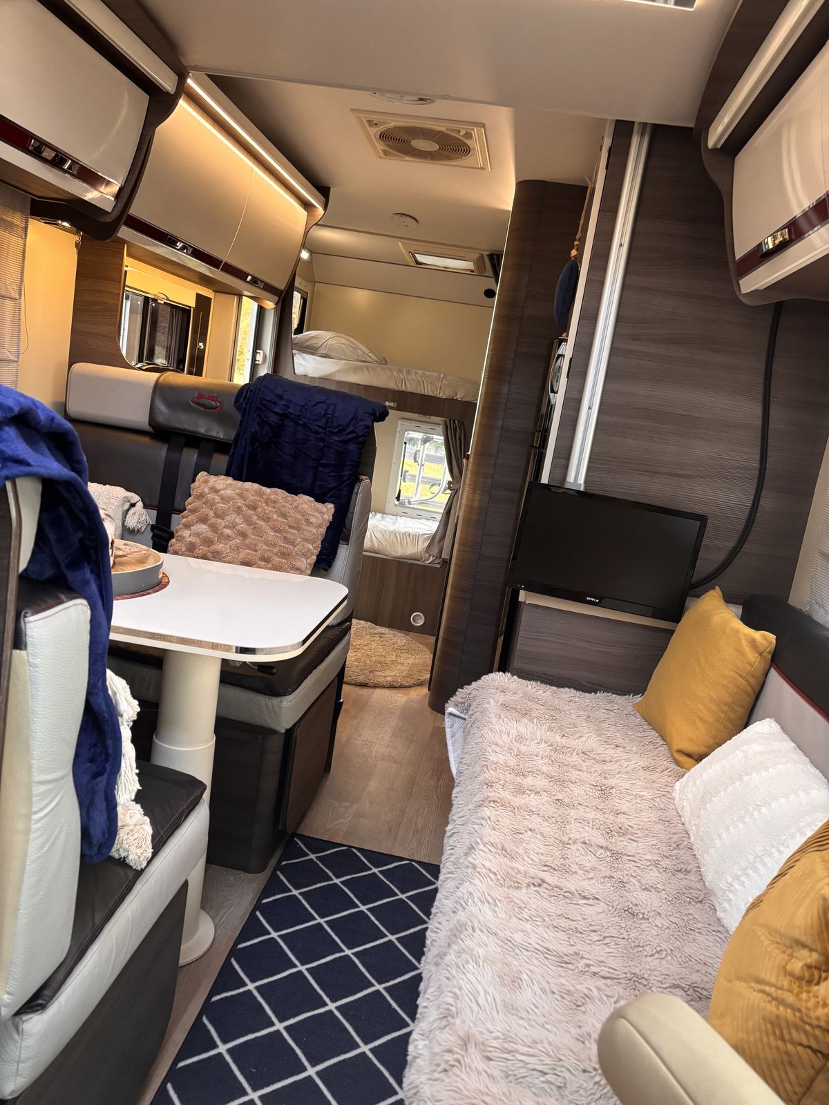 Lit dinette camping-car HAPPY 6 couchages location Savoie