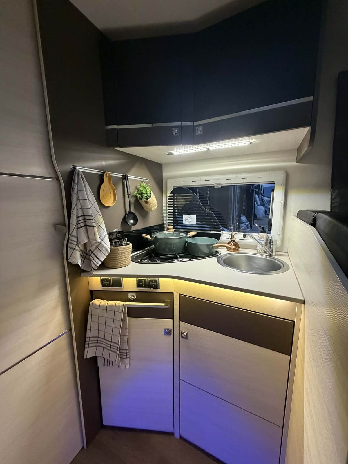 Cuisine équipée camping-car JOY 5 places location Savoie