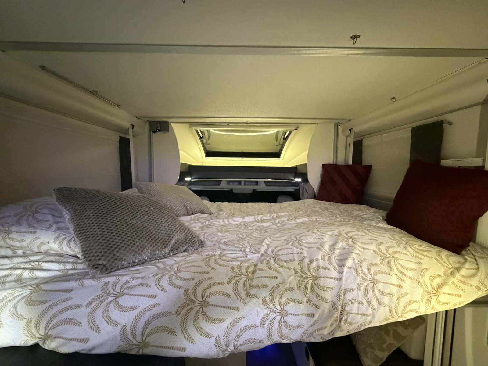 Lit double électrique camping-car Joy, location Savoie
