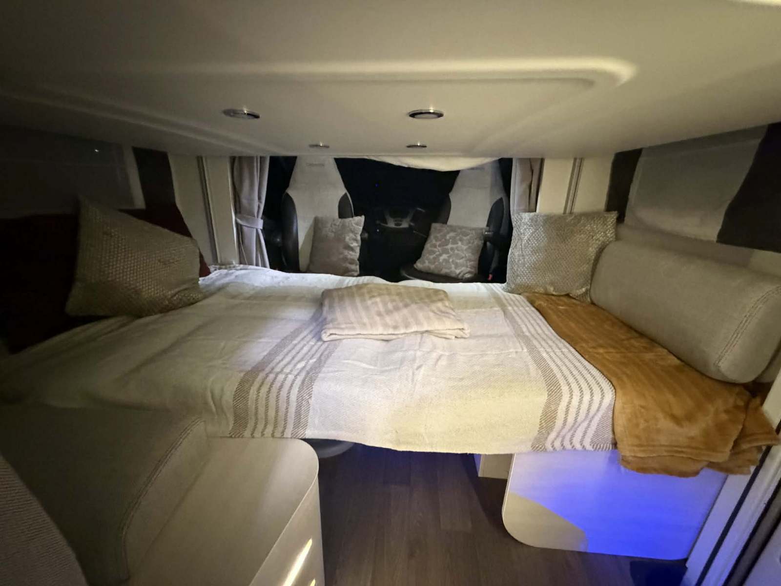 Lit dinette camping-car Joy, location Savoie