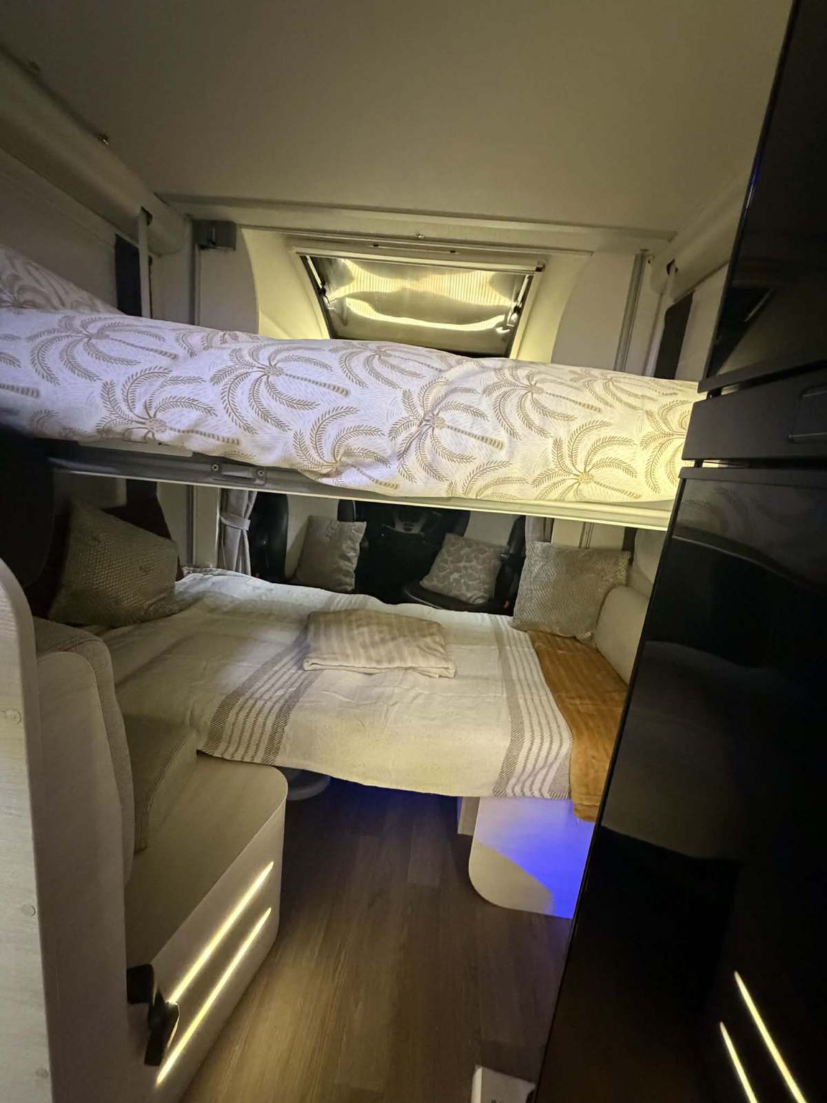 Camping-car JOY en montagne Savoie location Vision et Merveille