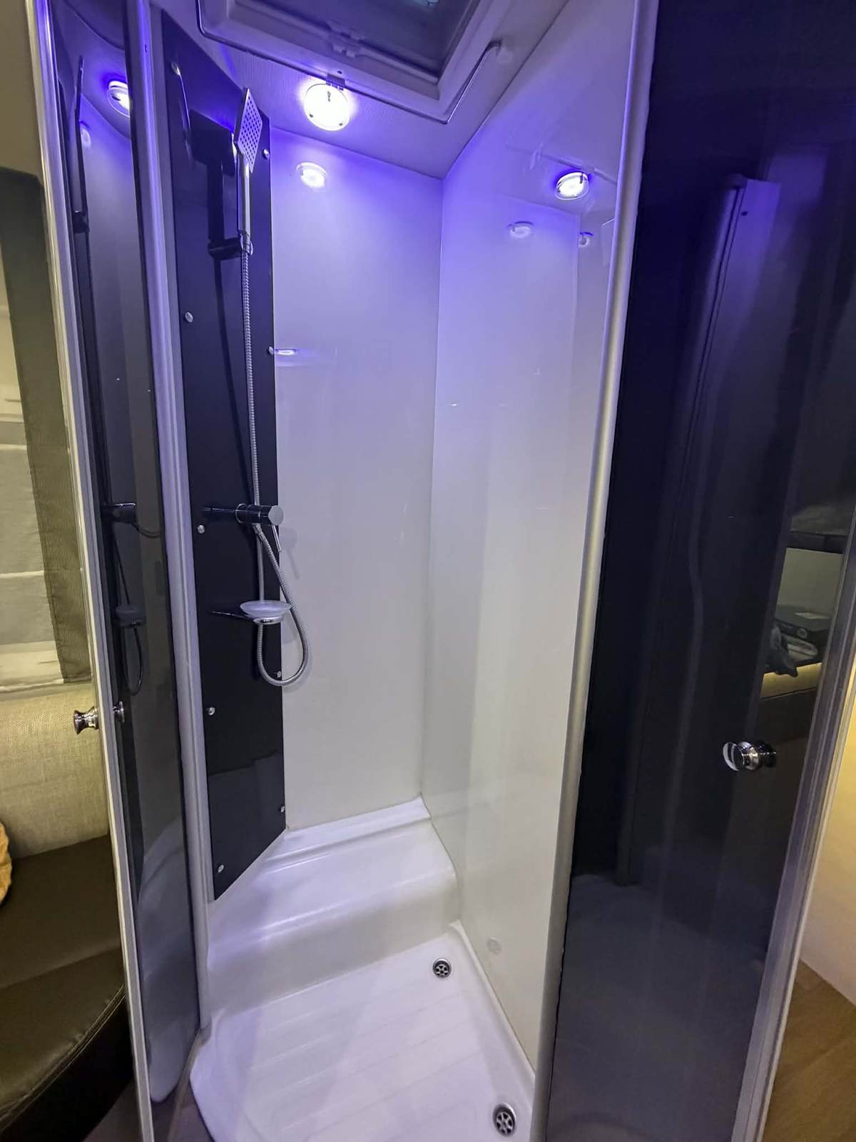 Douche séparée camping-car JOY location Savoie Alpes