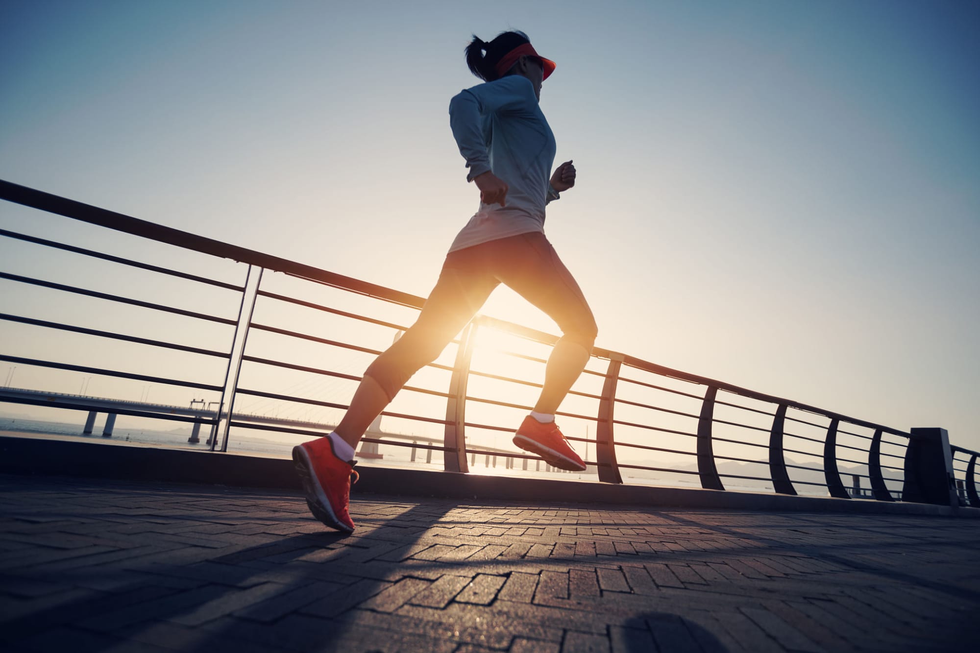 Coureuse à l'entraînement au lever du jour, préparation d'une compétition sportive