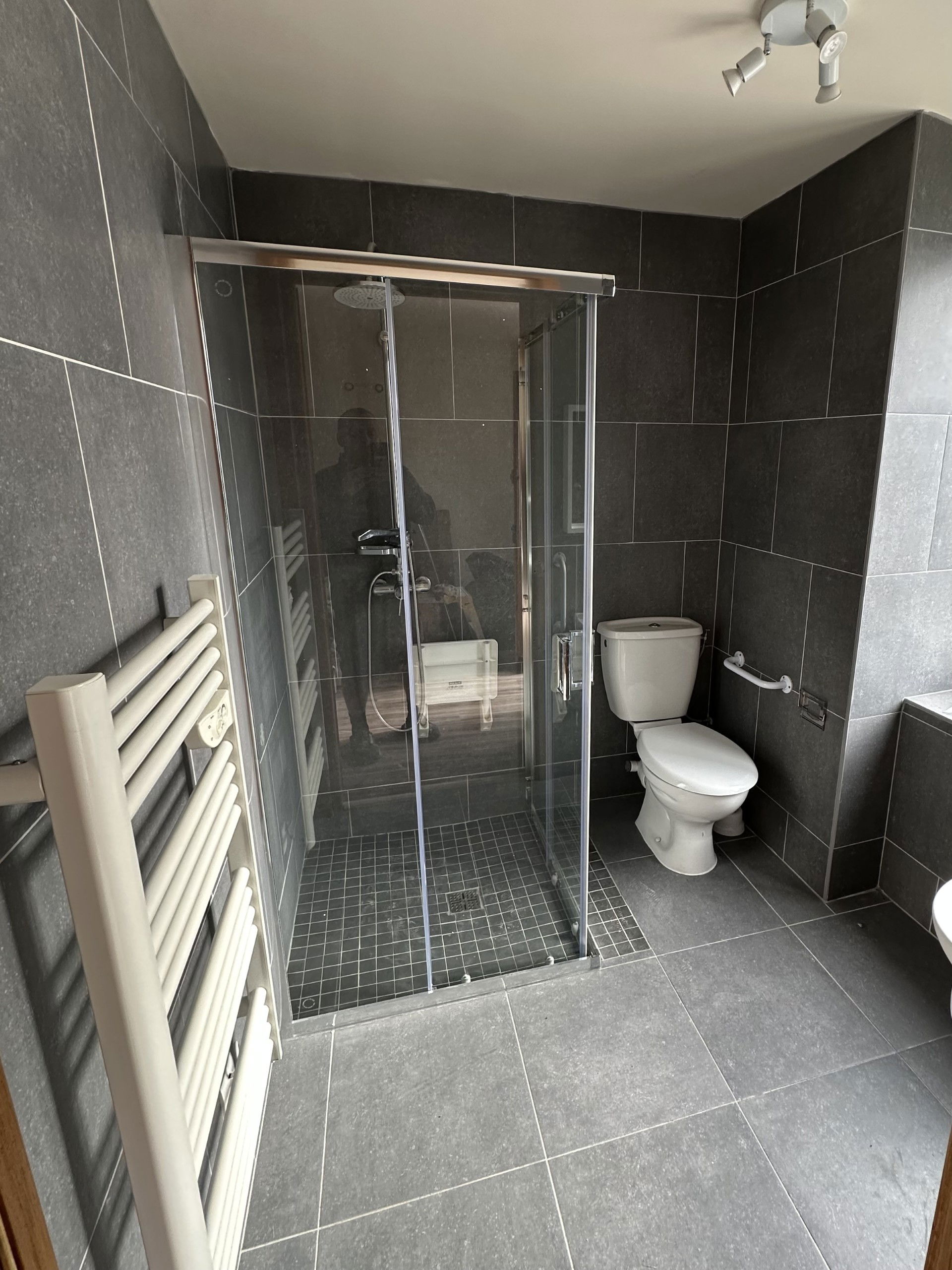 Family Bathroom - Downstairs