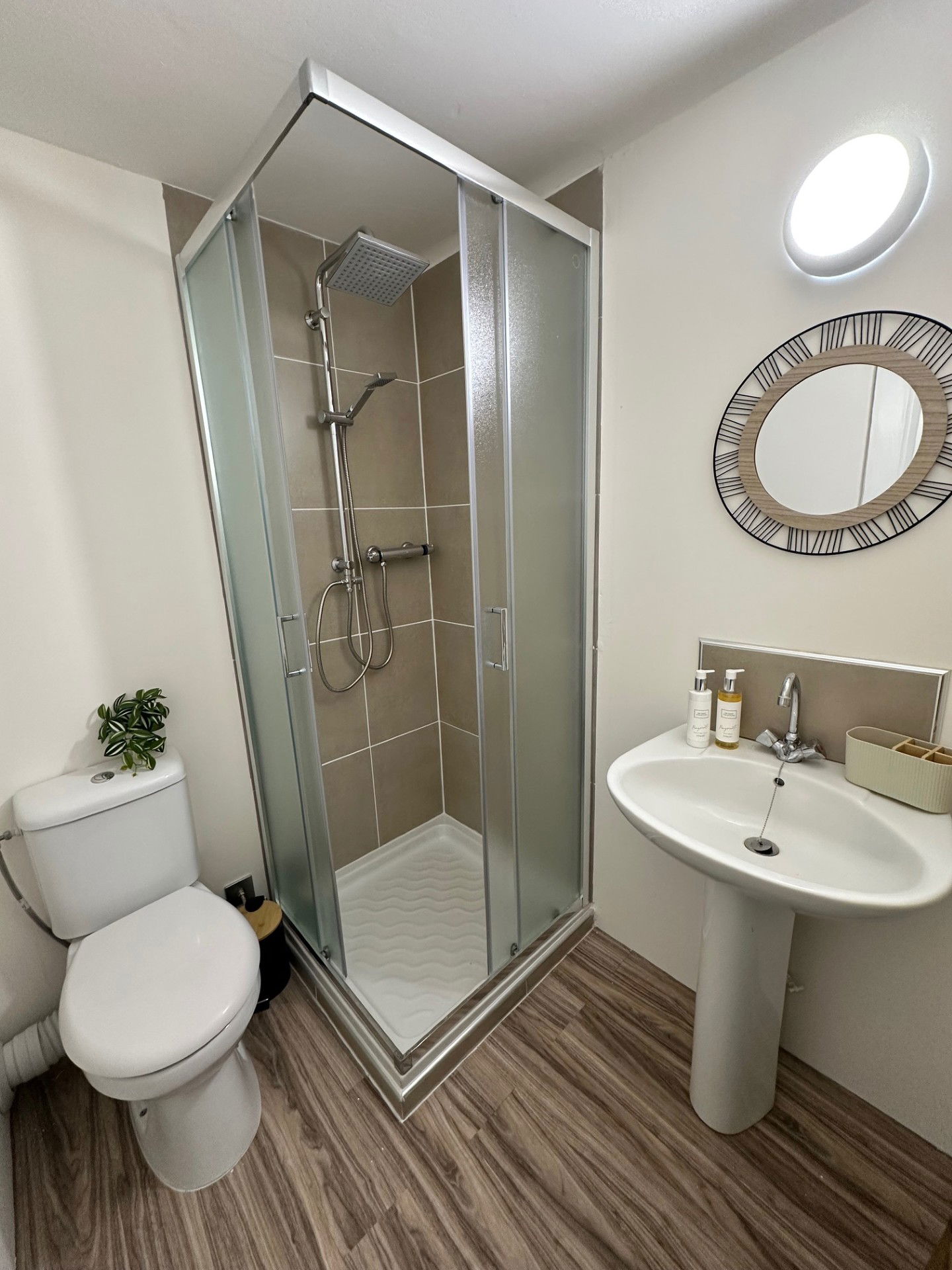 En-suite Bathroom to Family Room 1st Floor