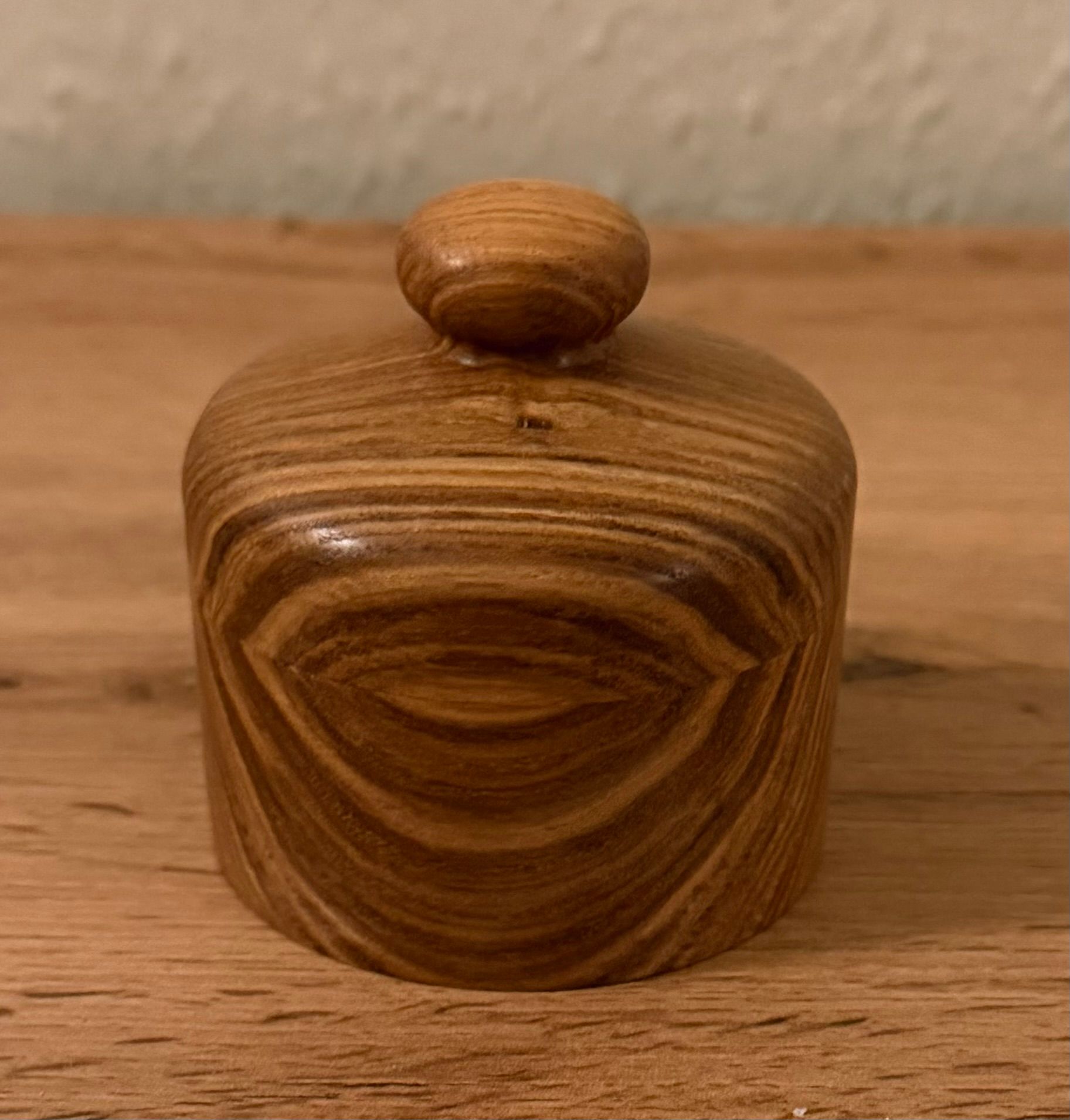 Æske.Ø 8 cm. H 7 cm. 190kr