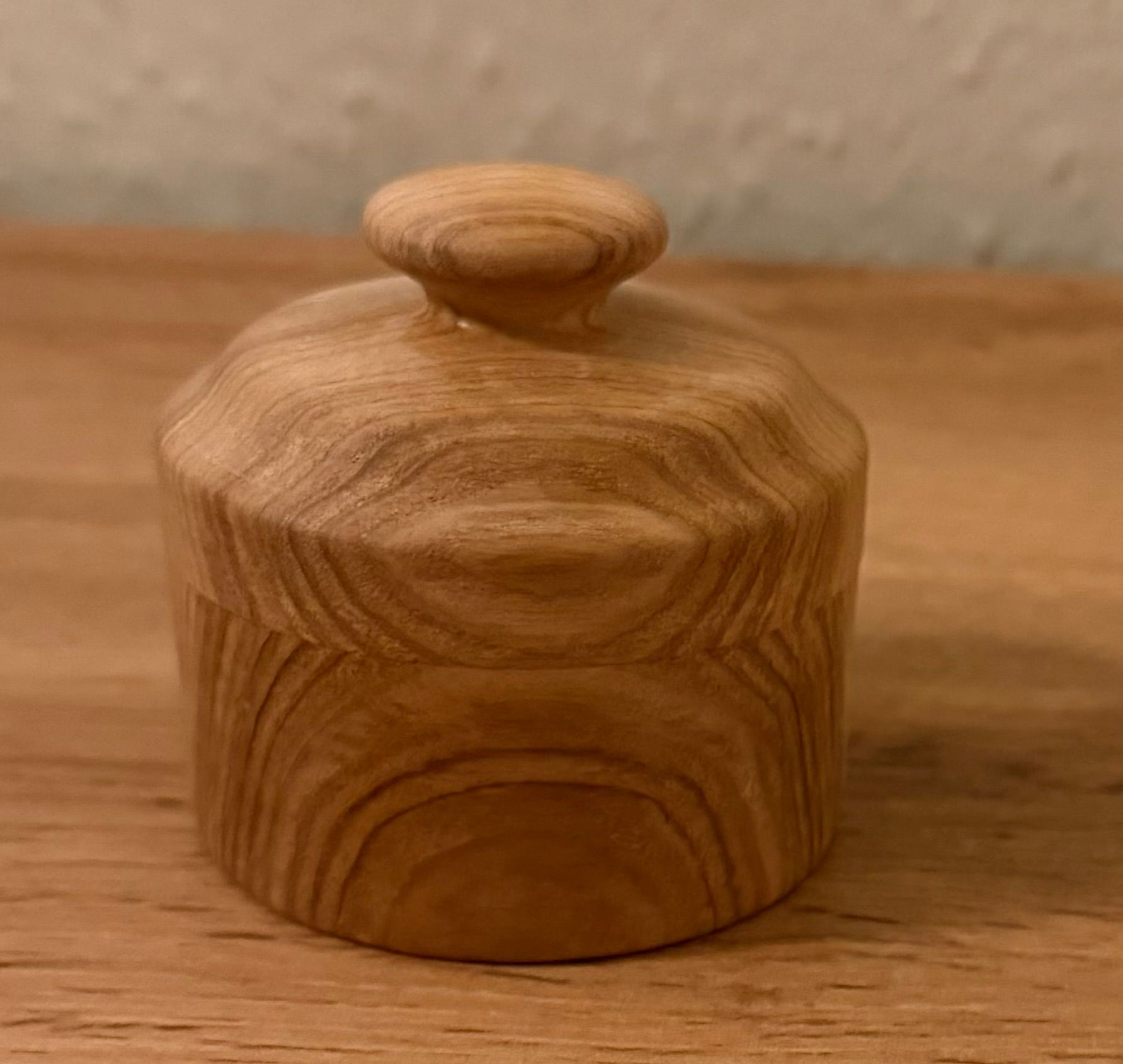 Æske i Ask. Ø 8,5 cm. H 8 cm. 180kr.