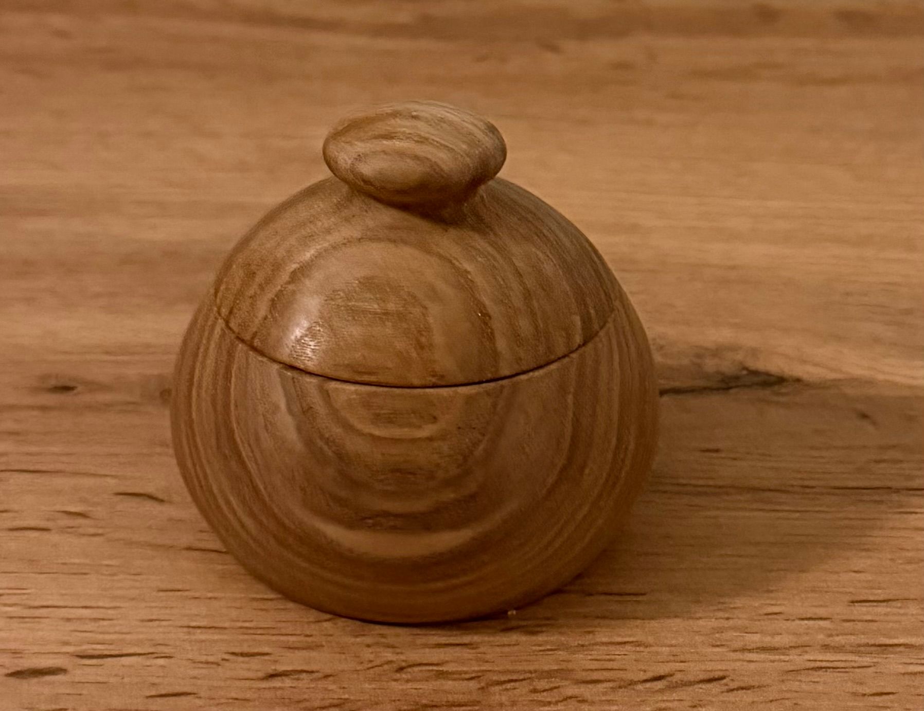 Æske i Teak. Ø7 cm. H6 cm. 180kr.