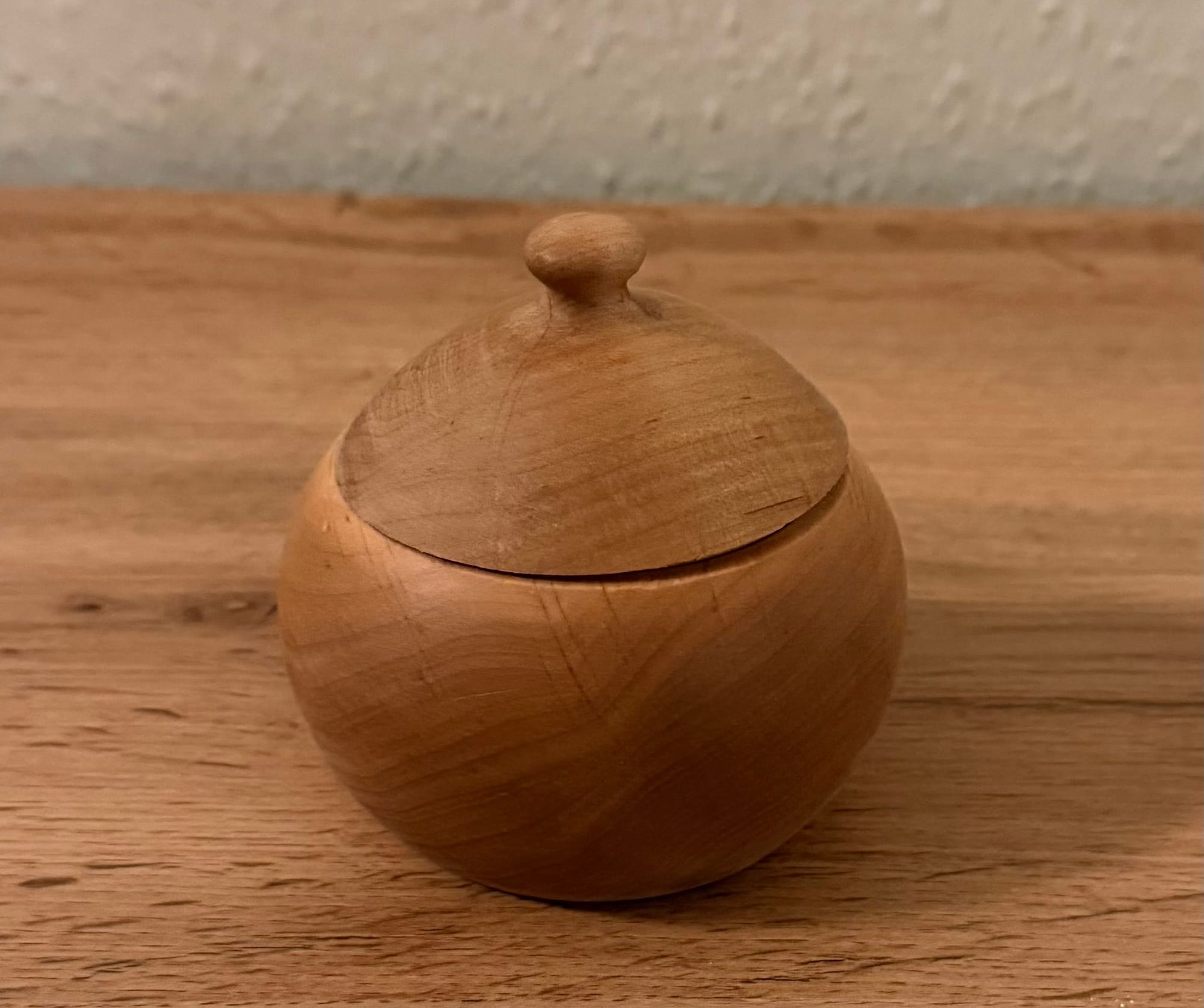 Æske i kirsebær. Ø9 cm. H9 cm. 190kr